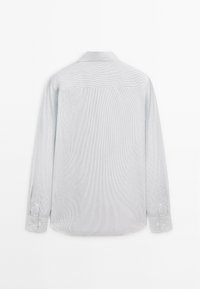 Lichtblauw en wit gestreept shirt met lange mouwen, voorzien van een button-down kraag en knoopaccenten op de manchetten. Gemaakt van katoen, met een relaxte pasvorm.