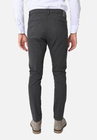 Pantaloni slim-fit grigi realizzati in tessuto leggero, dotati di due tasche posteriori, una vita pulita e dettagli di cucitura a contrasto.