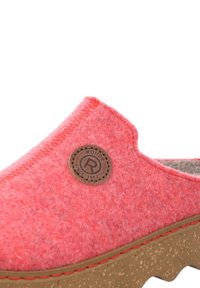 Tuntutan felt berwarna pink cerah dengan sol gabus. Menampilkan patch logo bulat dan jahitan merah kontras di sepanjang perimeter.