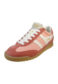 Sneakers Gola w różowym zamszu i tkaninie z białymi paskami, z wiązaniem, okrągłym noskiem i gumową podeszwą. Złoty detal z logo na języku.