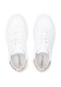 Weiße Sneakers mit einer strukturierten Lederoberfläche, runder Zehenpartie, flacher Sohle und goldenen Akzenten an der Ferse. Schnürdesign mit einer schlichten Ästhetik.