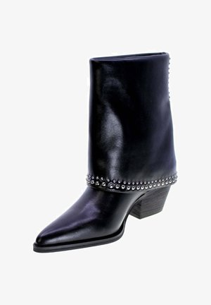 Bottine en cuir noir avec un bout pointu, dotée d'une bande cloutée autour de la tige inférieure et d'un talon en bois. Texture lisse, design épuré.