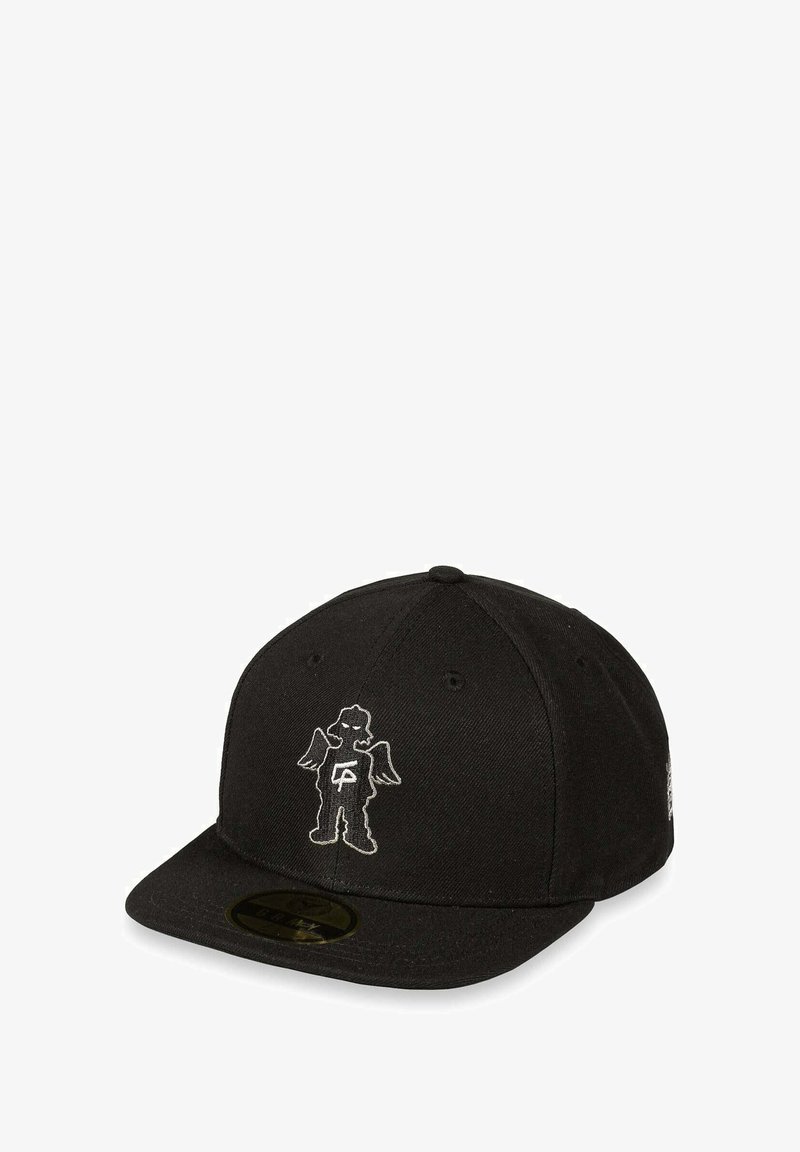 Cappello nero in tessuto con visiera piatta. Presenta un logo di orso ricamato bianco sul davanti e un dettaglio ricamato grigio sul lato.