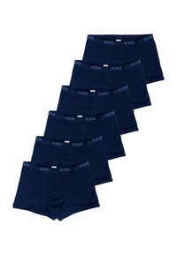 Pantaloni boxer in cotone blu navy impilati in fila, dotati di una vita morbida con il logo "SLOGGI" e una texture liscia.