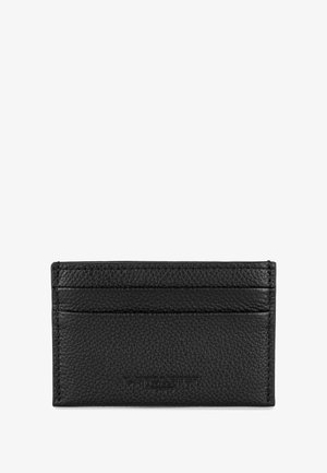 Porte-cartes en cuir noir avec surface texturée, comportant plusieurs fentes pour cartes et un logo de marque embossé en bas. Forme rectangulaire.