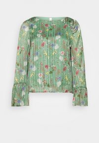 Blusa floreale verde con un design plissettato, caratterizzata da vivaci fiori multicolori, maniche lunghe a campana e scollatura rotonda.
