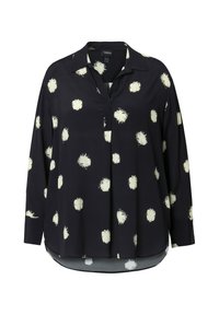 Langærmet bluse i marineblå med hvide, penselstrøgsstil pletter. Har en klassisk krave, stolpe og en buet kant for en afslappet pasform.