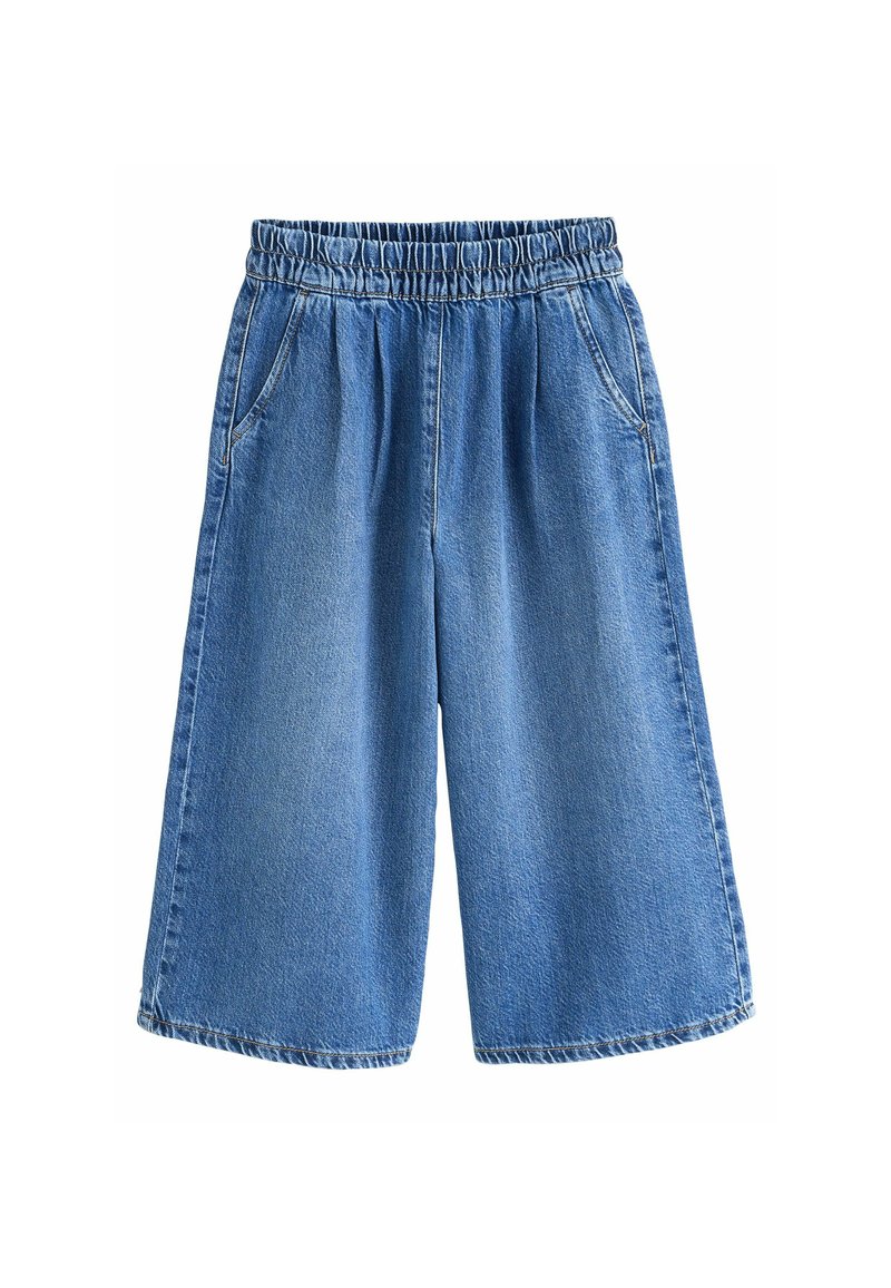 Culottes de mezclilla azul claro con cinturilla elástica, dos bolsillos laterales y detalles de costura, con un ajuste amplio y suelto y una textura suave.