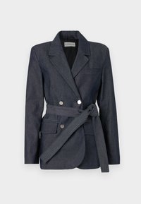Blazer din denim închis cu un design cu două rânduri de nasturi, rever cu tăietură obișnuită, două buzunare frontale și o curea legată. Prezintă nasturi argintii și un finisaj texturat.