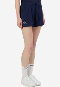 Pantaloni shorts blu navy con due tasche frontali, vita con cordoncino e accento bianco con logo sulla tasca sinistra. Tessuto morbido in misto cotone.