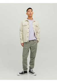 Jack & Jones - JPSTGORDON JJLEWIS  - Pantalones - green Imagen en miniatura 1