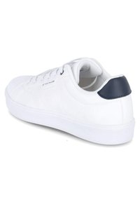 Zapatilla blanca con parte superior de cuero liso, panel lateral texturizado, acento en el talón en color navy y suela de goma blanca. Presenta cierre con cordones.