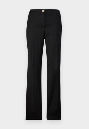 Pantalon noir ajusté avec un motif géométrique subtil, coupe droite et fermeture à bouton à l'avant avec un accent métallisé.