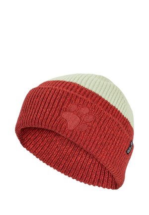 Gestrickte Mütze mit rotem unteren Teil und weißem oberen Teil, mit rotem Pfotenabdruck-Logo vorne und kleinem Stoffetikett an der Seite.