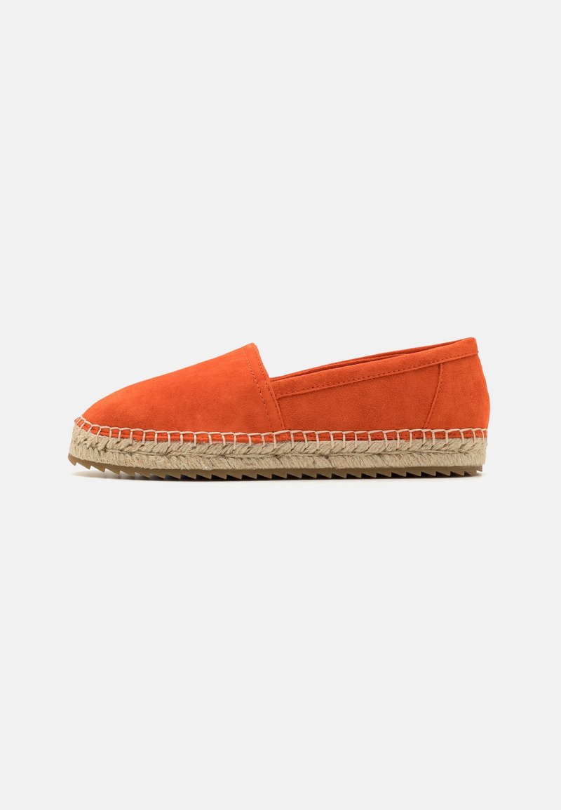 Espadrille en daim orange avec semelle en jute tressée beige et semelle extérieure en caoutchouc rainurée, style slip-on, vue latérale sur fond uni.
