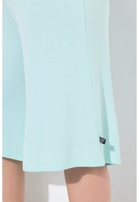 Hemdure blauwe shorts van zacht materiaal, met een comfortabele pasvorm, zijslits en een klein zwart logo-label op de onderzoom.