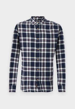 Pánská košile s dlouhým rukávem, zapínáním na knoflíky v námořnické modré, bílé a červené kostkované vzoru. Bavlněná látka, klasický límec a dřevěné knoflíky.