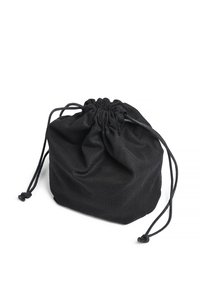 Musta kangaspussukka, jossa on ryppypäällinen yläosa, pehmeä tekstuuri ja pyöreä muoto. Kestävä naru kummallakin puolella sulkemista varten.