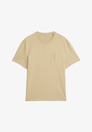 Beige katoenen t-shirt met een ronde halslijn en korte mouwen, voorzien van een klein borstzakje en een effen textuur.