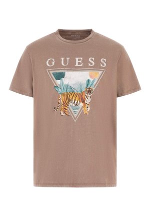 Braunes T-Shirt mit kurzen Ärmeln und dem Schriftzug „GUESS“ über einer dreieckigen Grafik mit einem Tiger, tropischen Blättern und einem Sonnenhintergrund.
