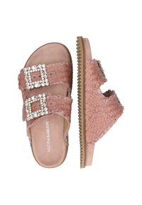 Rosa vävda sandaler med två breda remmar med smycken, en platt sula och en texturerad gummisula för grepp.