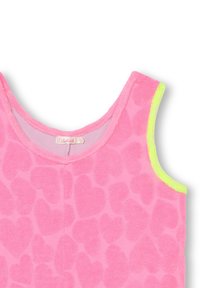 Top sans manches rose avec des motifs de cœurs, en tissu éponge doux. Présente un bord contrastant vert vif le long de l'encolure et des emmanchures.