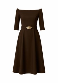Vestito marrone con scollo a barca, maniche a tre quarti, gonna svasata e fibbia ovale color oro che accentua la vita. Texture liscia.
