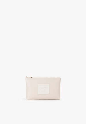 Pochette en cuir couleur crème avec une surface texturée, de forme rectangulaire et un logo gaufré à l'avant. Dotée d'une fermeture éclair dorée.