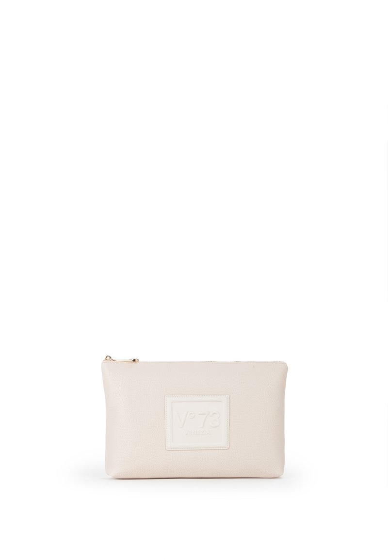 Bolso de cuero color crema con una superficie texturizada, forma rectangular y logo en relieve en la parte frontal. Cuenta con un cierre de cremallera dorada.