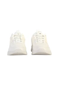 Sneaker bianchi da atletica caratterizzati da un materiale liscio, una chiusura con lacci, una suola imbottita e un piccolo logo sul lato.
