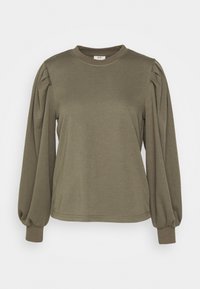 Camisa de manga larga verde oliva con cuello redondo, que presenta tela fruncida en los hombros y puños elásticos en las muñecas.