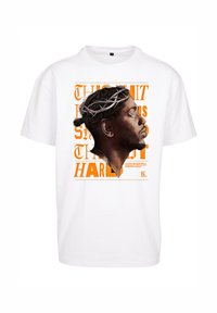 Hvid bomulds t-shirt med et grafik af en profil med en tornekrone, ledsaget af orange tekstelementer og fed typografi.
