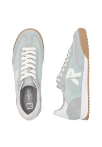 Baskets gris clair et blanches avec panneaux en maille, lacets blancs, semelles en caoutchouc naturel et un logo "R" proéminent sur le côté.