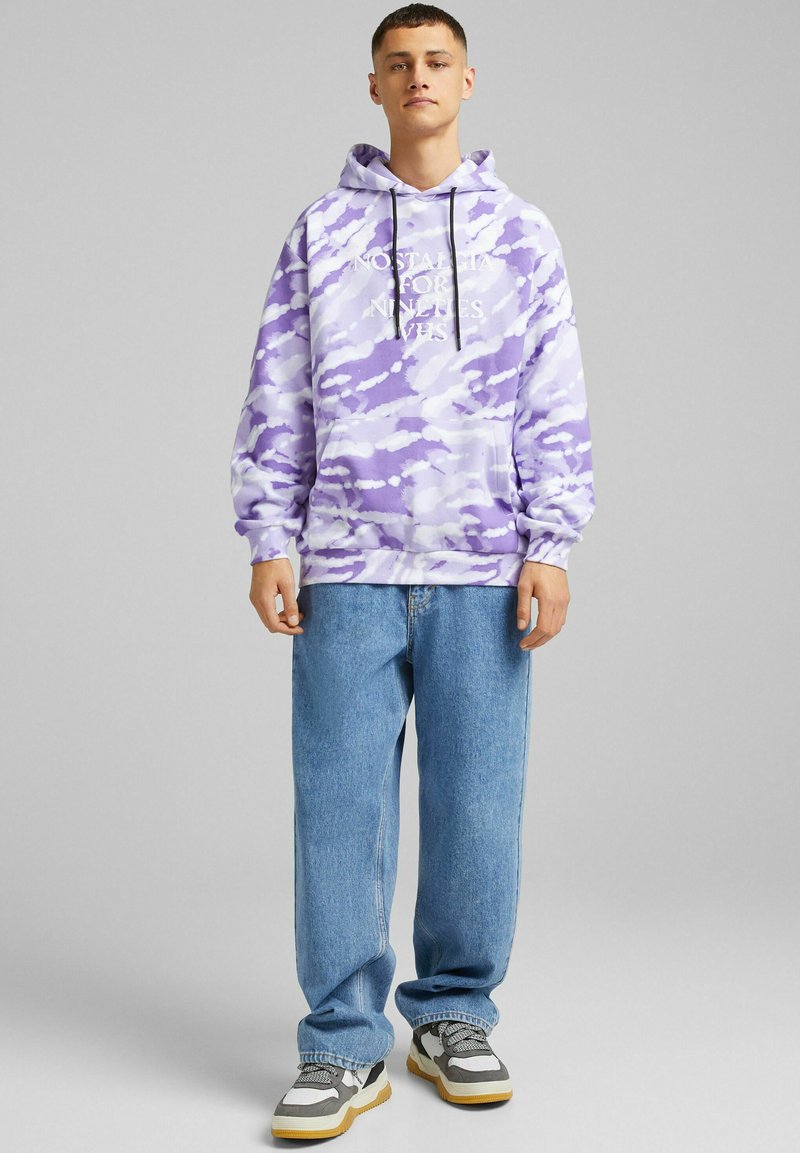 Bershka MIT KAPUZE UND PRINT - Sweat à capuche - purple/multicolore -  ZALANDO.FR
