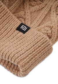 Beżowy sweter z dzianiny z teksturowanymi warkoczami i ściągaczami, z czarną metką z białym logo. Miękka mieszanka wełny.