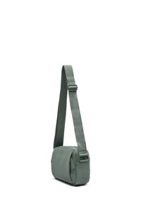 Borsa a tracolla verde, rettangolare, realizzata in materiale liscio; presenta una tracolla regolabile e una tasca laterale con zip.
