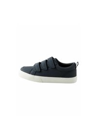 Marineblauwe sneaker met drie klittenbandsluiting, witte rubberen zool, ronde neus en een lussenband aan de hiel voor gemakkelijke instap.