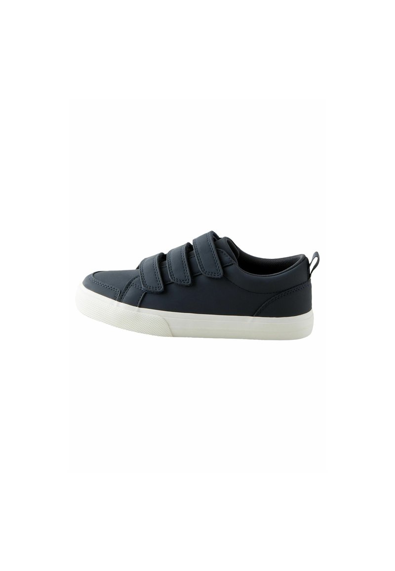 Marineblauwe sneaker met drie klittenbandsluiting, witte rubberen zool, ronde neus en een lussenband aan de hiel voor gemakkelijke instap.