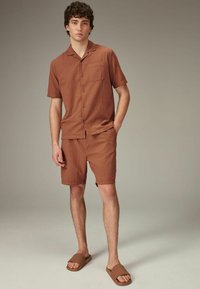 Next DOCK - REGULAR FIT - Shorts - rust brown