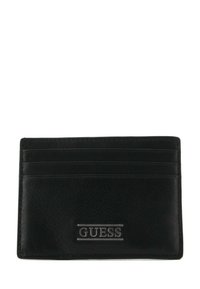 Černá kožená peněženka na karty s čtyřmi sloty na karty a embosovaným logem "GUESS" na přední straně. Hladký povrch s jemným zrnitým vzorem.