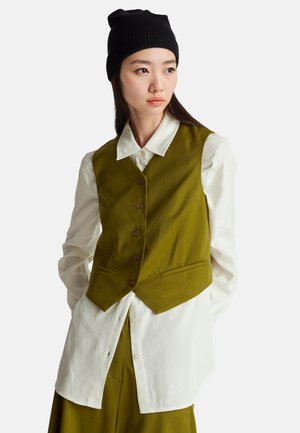 V NECK IN COOL WELT POCKETS FRONT BUTTON FASTENING - Bodywarmer - green