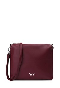 Bordová kožená crossbody taška s hladkým povrchem, zipovým uzávěrem, nastavitelným popruhem a stříbrným kováním. Na přední straně se nachází bílé logo.