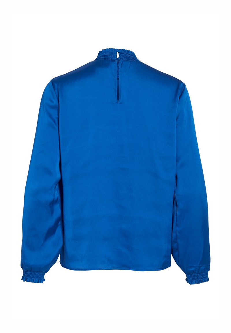 Blauwe satijnen blouse met lange mouwen, gathered manchetten en een hoge halslijn. Heeft een kleine opening aan de achterkant met een knoopsluiting.