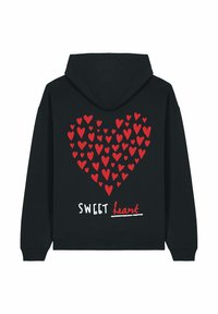 Čierna mikina s kapucňou so veľkým �červeným srdcom, ktoré je zložené z menších srdiečok. Nad ním je nápis "SWEET" v bielej farbe a pod ním text "heart" v červenej a bielej farbe.