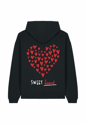 Juodas gobtuvėlis su dideliu raudonu širdies grafiką, sudaryta iš mažesnių širdelių, tekstu "SWEET" viršuje ir "heart" apačioje baltu ir raudonu.