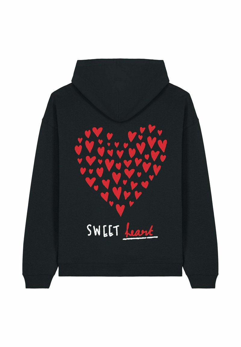 Čierna mikina s kapucňou so veľkým červeným srdcom, ktoré je zložené z menších srdiečok. Nad ním je nápis "SWEET" v bielej farbe a pod ním text "heart" v červenej a bielej farbe.