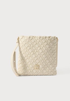 Pletená béžová kožená kabelka přes rameno s plochým tvarem, nastavitelným popruhem a zlatě tónovaným logem na přední straně.