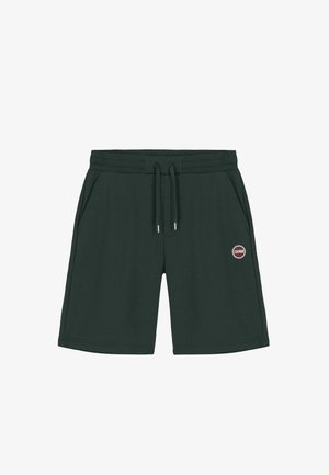 Pantaloni sportivi corti di un verde scuro realizzati in tessuto morbido, dotati di una vita elastica, cordoncino, tasche laterali e un logo circolare del marchio sul davanti.