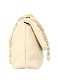 Borsa a mano in pelle beige con texture trapuntata, con una patta pieghevole e una tracolla in catena dorata. Presenta cuciture bianche lungo le cuciture.