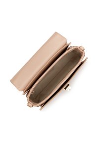 Borsa a tracolla in pelle beige chiaro con texture a grana, apertura a patta che rivela un interno vuoto foderato in tessuto beige e hardware in ottone dorato.